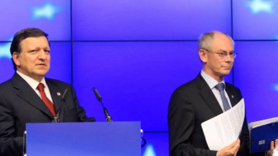 Жозе Барозу (вляво) и Херман ван Ромпой