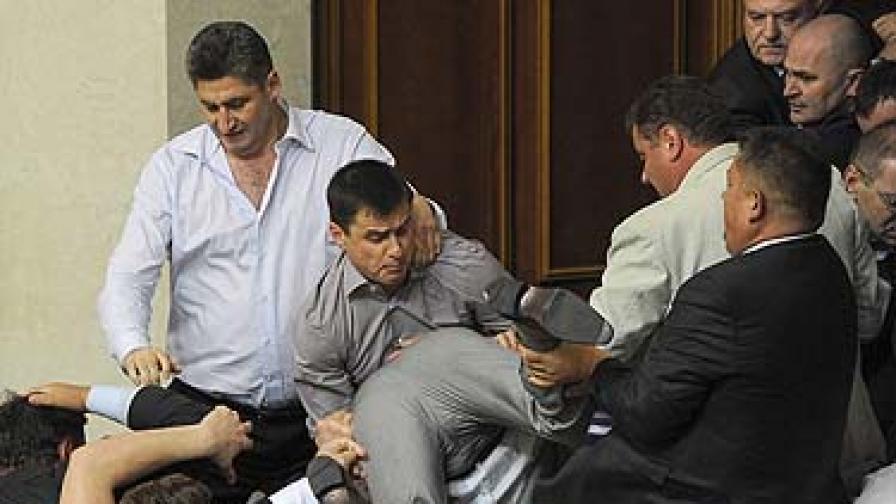 Украйна: Бой в парламента прати депутат в болница