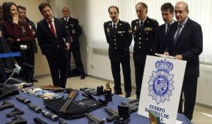 13 февруари 2012 г. Испанският министър на вътрешните работи Хорхе Фернандес Диас (вдясно), генералният директор на полицията Игнасио Косидо (вторият вдясно) и сръбският посланик в Испания Жела Бакович посещават изложба на вещи, иззети от сръбския мафиотски Земунски клан