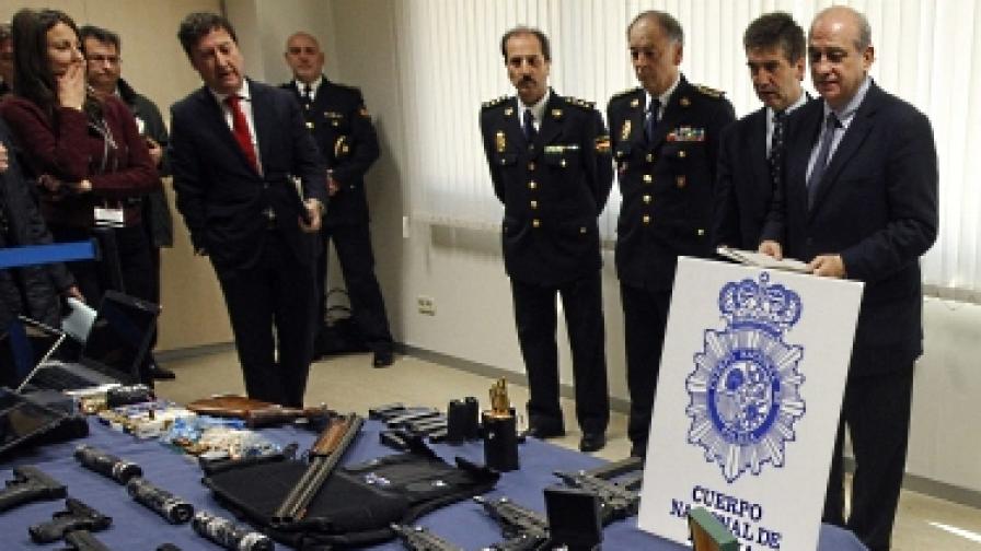 13 февруари 2012 г. Испанският министър на вътрешните работи Хорхе Фернандес Диас (вдясно), генералният директор на полицията Игнасио Косидо (вторият вдясно) и сръбският посланик в Испания Жела Бакович посещават изложба на вещи, иззети от сръбския мафиотски Земунски клан