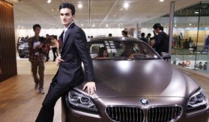 Едва ли някога повече победителят ще иска да се снима, подпрял се на някоя кола