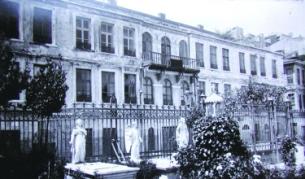 Метохът се намира срещу Желязната църква "Св. Стефан" в Истанбул