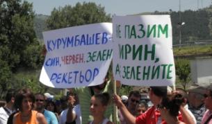 Главен път Е-79, при разклона за Симитли - Предела - Разлог - Банско беше затворен за 20 минути в знак на протест срещу наложеното вето от президента Плевнелиев върху промените в Закона за горите