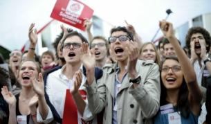 Млади френски социалисти празнуват победата в парламентарните избори