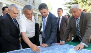 Главният архитект на София Петър Диков (л), президентът Росен Плевнелиев и министърът на отбраната Аню Ангелов на терена на бъдещия "София Тех Парк"