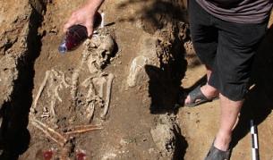 Николай Овчаров препогребва открития във Велико Търново вампир