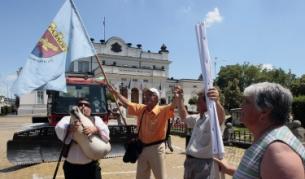 Пред Народното събрание вчера Националната гражданска коалиция "Природата за хората и регионите" проведе митинг "НЕ на екологичния рекет"