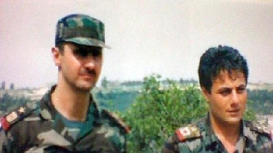 Приятели от детинство до днес - Избягалият при бунтовниците генерал Мунаф Тлас (д) и президентът Башар Асад (л) заедно на военни маневри преди години