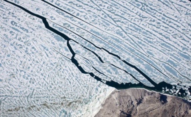 Огромен айсберг се откъсна от ледник в северна Гренландия 