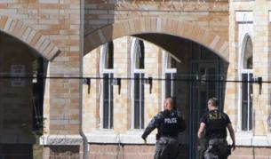 Американски спецчасти около сикския храм в Оук крийк, щата Уисконсин