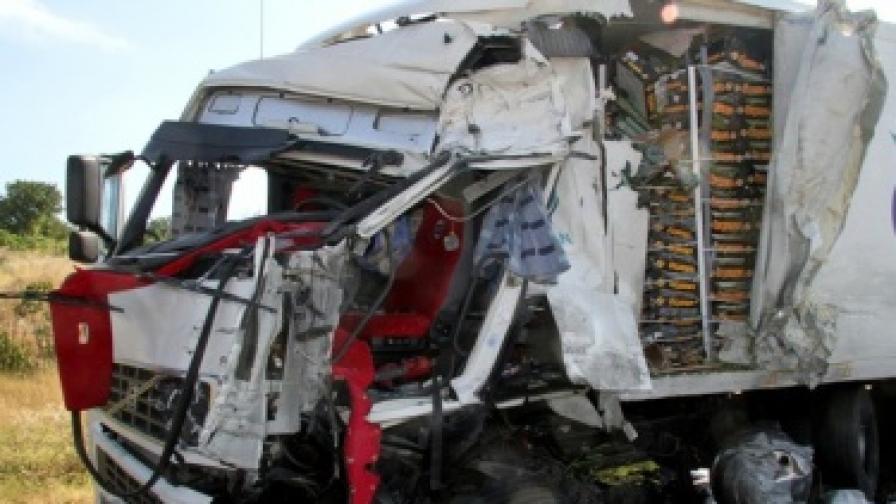 Катастрофа с два ТИР-а и лек автомобил на АМ "Марица"