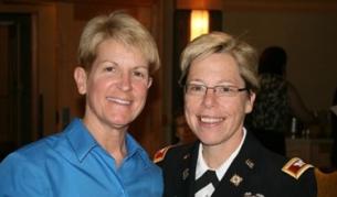 Ген. Тами Смит (вдясно) и полк. Трейси Хепнър