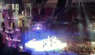 Огромен замък бе част от декора за концерта на Лейди Гага. Снимката е на американския посланик у нас Джеймс Уорлик