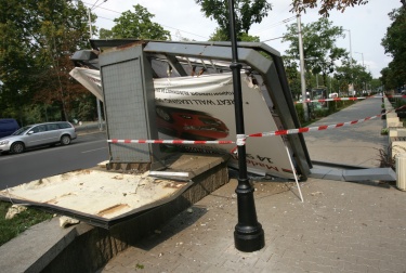 Силният вятър пречи при гасенето на пожарите