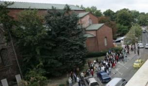 Само няколко души дойдоха днес пред Столичната община, за да напомнят, че протестират