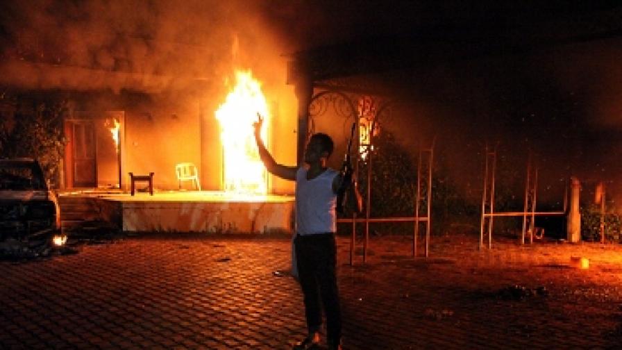 Въоръжен мъж се снима пред горящата сграда на американската мисия в Бенгази
