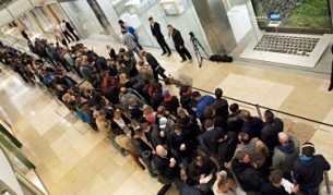 Опашка пред магазин на Епъл в Германия