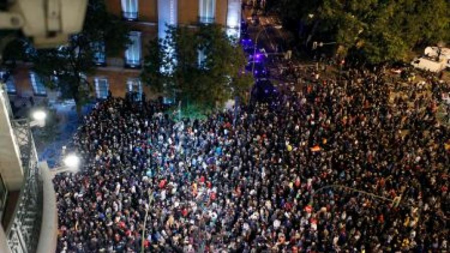 Многолюдна протестна демонстрация на площад "Нептун" в Мадрид, недалеч от Долната камара на парламента, в събота, 29 септември