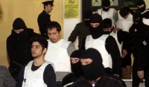 Сократис Цифкс (л) и Димитрис Димциадис (вторият от ляво) - двама от обвинените терористи