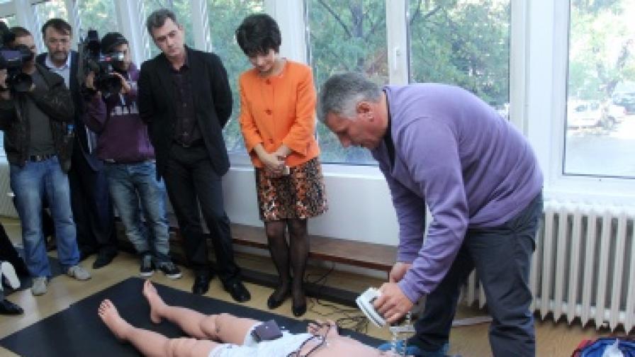 Министърът на здравеопазването Десислава Атанасова присъства на обучение на кадрите в спешната медицинска помощ  в Тренировъчния център на "Пирогов"