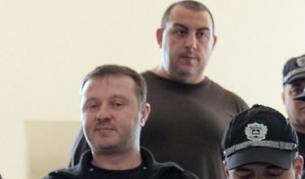 Петър Стоянов-Сумиста (в центъра, горе) на път към съдебната зала