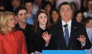 Мит Ромни изнася реч, подкрепян от семейството си. Таг е вторият отляво