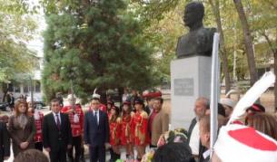 Кметът Хасан Азис поднесе венец пред бюст-паметника на Васил Делов, но се подчини на партийното нареждане да провали обявяването на генерала - освободител посмъртно за почетен гражданин