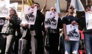 Десетки активисти на ВМРО и "Атака" скандираха "Долу ДПС!" пред централата на ДПС. Те носеха снимки на генерал Васил Делов, на които бе изписано името му, а под него пишеше "Български национален герой"