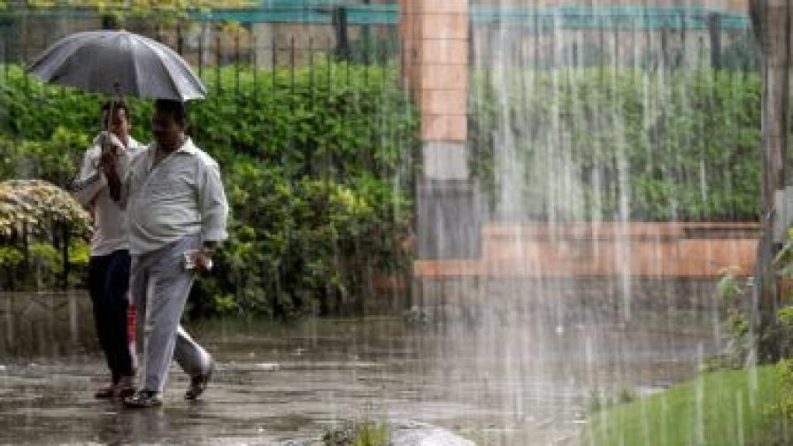 Циклон прогони над 100 хил. души от домовете им в Индия
