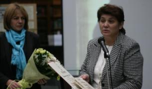 Столичният кмет Йорданка Фандъкова връчи лично националната награда "Даскал Ботьо Петков" на Мариана Бакърджиева (д.)