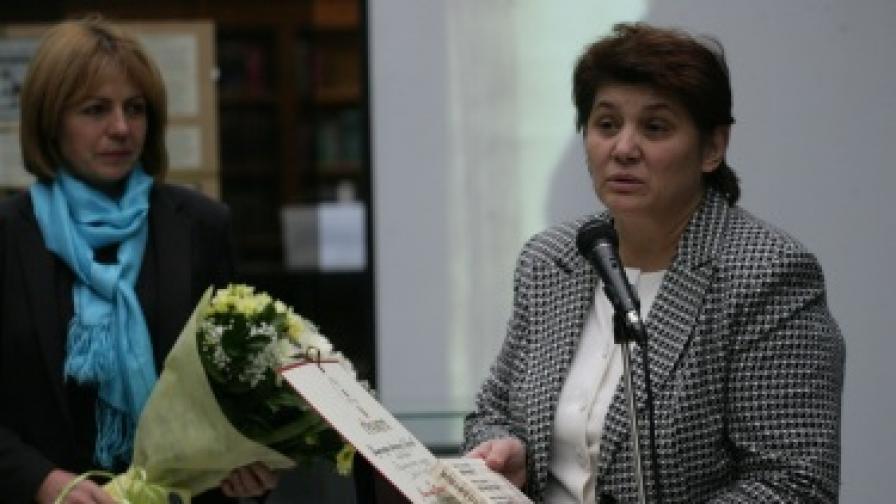 Столичният кмет Йорданка Фандъкова връчи лично националната награда "Даскал Ботьо Петков" на Мариана Бакърджиева (д.)