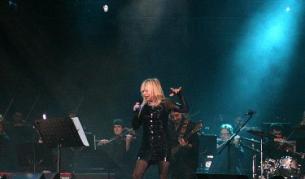 Лили Ивановa пя пред пълната "Арена Армеец" 