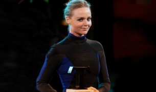 Стела Маккартни - Дизайнер на годината и Най-добра марка на Британските награди за мода за 2012 г.