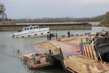 Изпомпват водата от потъналия край Русе кораб