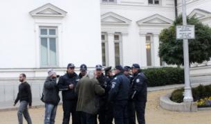 Осем полицаи и един фоторепортер около Босия пред Народното събрание на 20 ноември 2012 г.