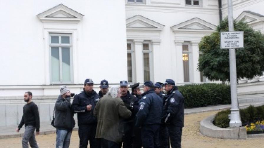 Осем полицаи и един фоторепортер около Босия пред Народното събрание на 20 ноември 2012 г.