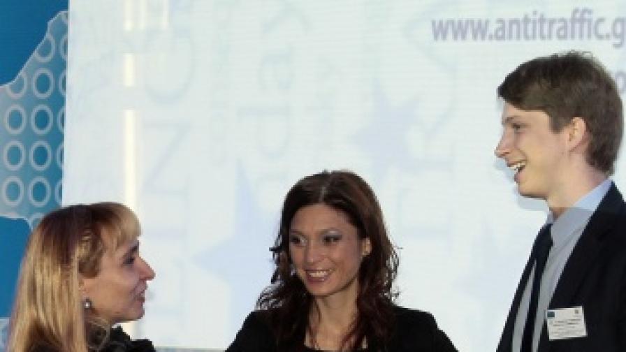 Министър Диана Ковачева (л) откри конференцията Международна конференция "Превенция в действие: Преодоляване на първопричините за трафик на хора в Европа", в която участват експерти от 47 страни