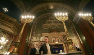 Евреите празнуват Ханука