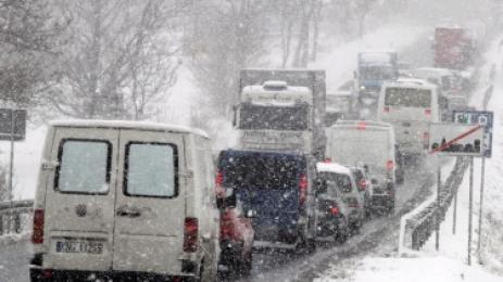 Първият сняг създаде проблеми по пътищата в много страни в