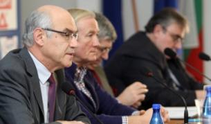 Представители на Инициативния комитет "Не" на измамата "Белене" по време на днешната пресконференция