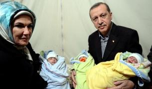 Ердоган, съпругата му Емине и три бебета на сирийски бежанци