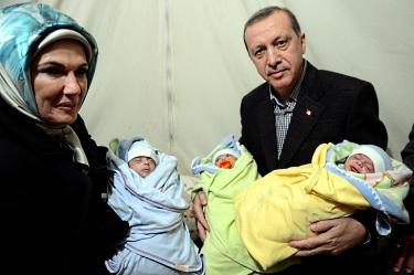 Ердоган съпругата му Емине и три бебета на сирийски бежанци