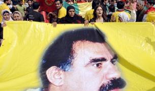 Кюрдски демонстранти носят знаме с лика на Йоджалан