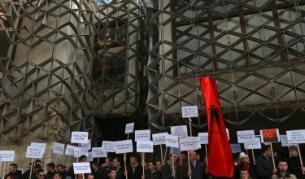 Студенти протестират в Прищина срещу разговорите на двамата министър-председатели и заради намерението на сръбските власти да преместят паметник на загинали албанци от центъра на град Прешево, който се намира в Сърбия