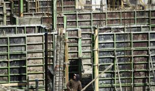 Работници строят сграда в Йерусалим