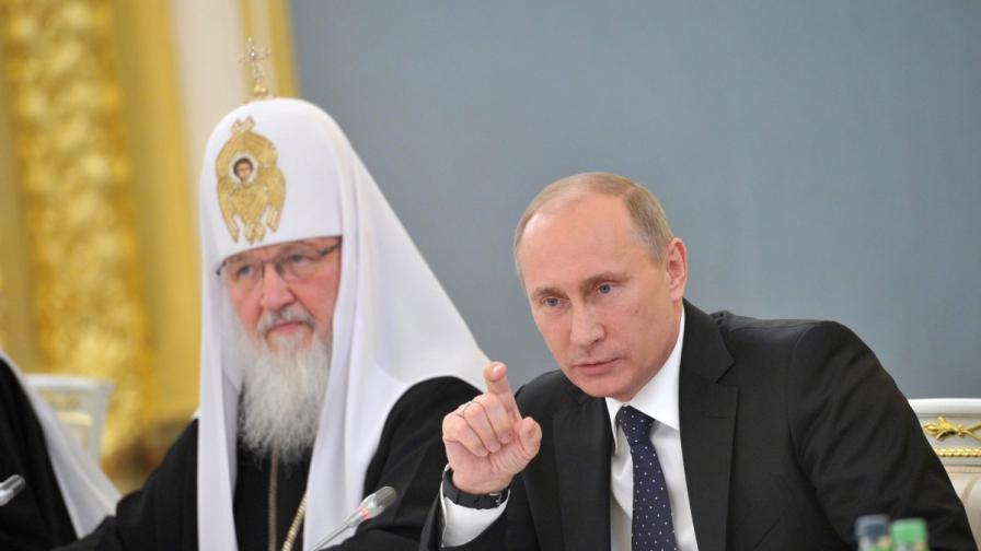 Руският патриарх Кирил и руският президент Владимир Путин на среща в Москва със свещеници от Руската православна църква на 2 януари