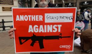 След масовото убийство в Нютаун в САЩ се засилиха призивите за забрана на автоматичните огнестрелни оръжия в САЩ