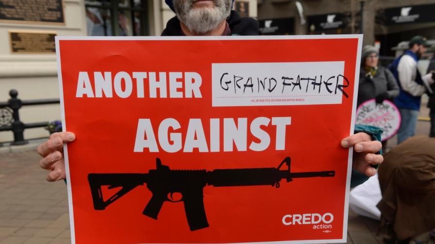 След масовото убийство в Нютаун в САЩ се засилиха призивите за забрана на автоматичните огнестрелни оръжия в САЩ