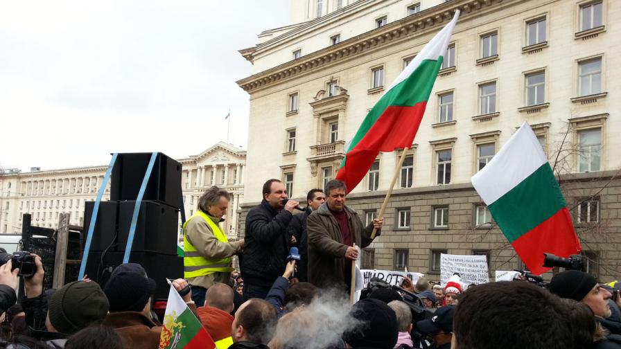Над 100 хил. в най-масовите и най-мирните протести в България, обявен е край на шествието