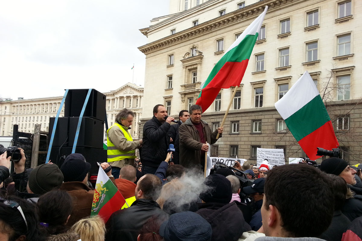 Над 100 хил. в най-масовите и най-мирните протести в България, обявен е край на шествието